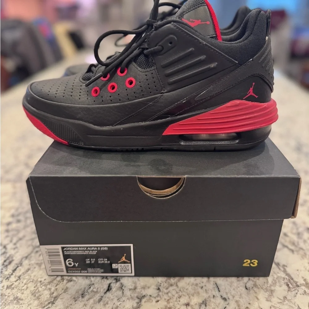 Jordan Max Aura 5 GS 6Y Black Red | With Box